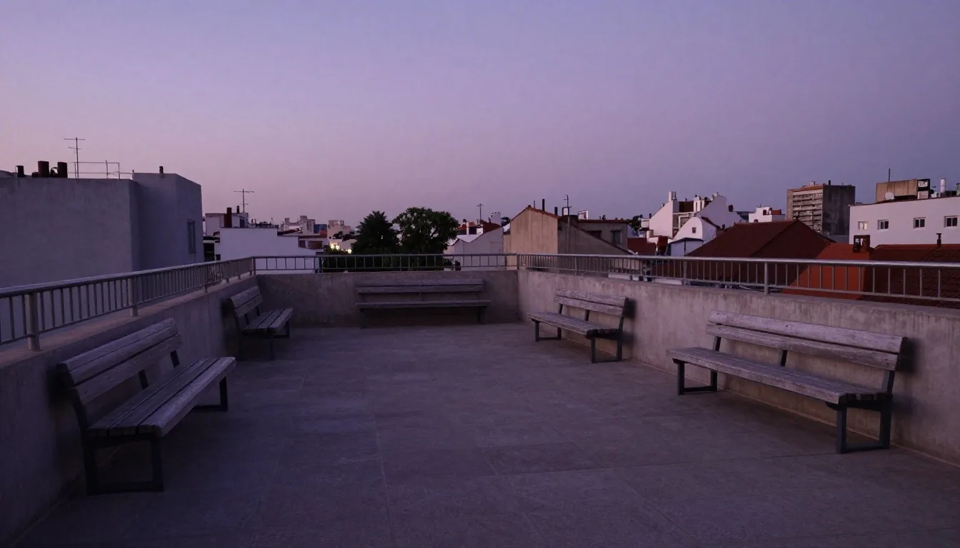 Azotea de Buenos Aires al atardecer con antenas